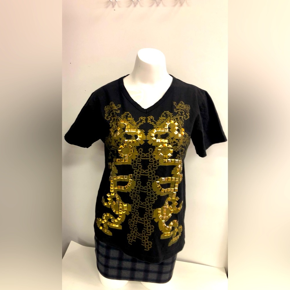 REDBRIDGE STUDDED V NECK DRAGON T SHIRT IN BLACK AND GOLD IN SIZE M